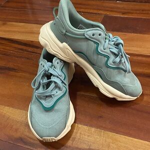 Women’s Adidas Stylish Teal and Cream Athletic Shoes Size 7 US